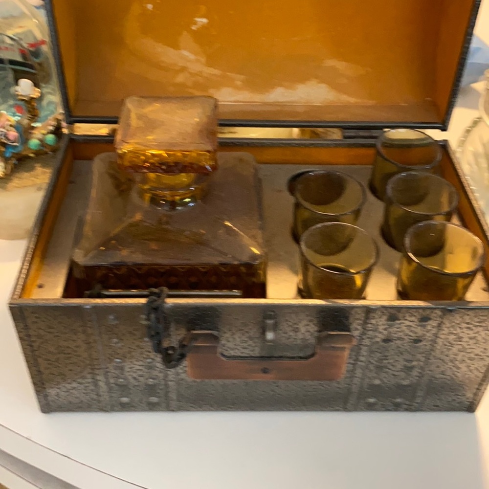 🔥🔥glass decanter set with 5 shot glasses 🔥🔥